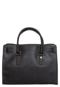 Sac à main noir avec un extérieur texturé, deux poignées robustes et des accents dorés. Forme rectangulaire avec un design minimaliste et sans embellissements.