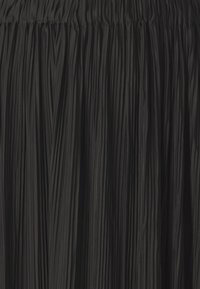 Zwart geplooide stof met een gladde, glanzende textuur. Het materiaal heeft verticale plooien, wat diepte en beweging aan het ontwerp toevoegt.