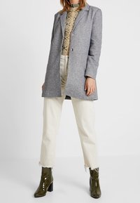 Vero Moda Cappotto corto - mottled light grey