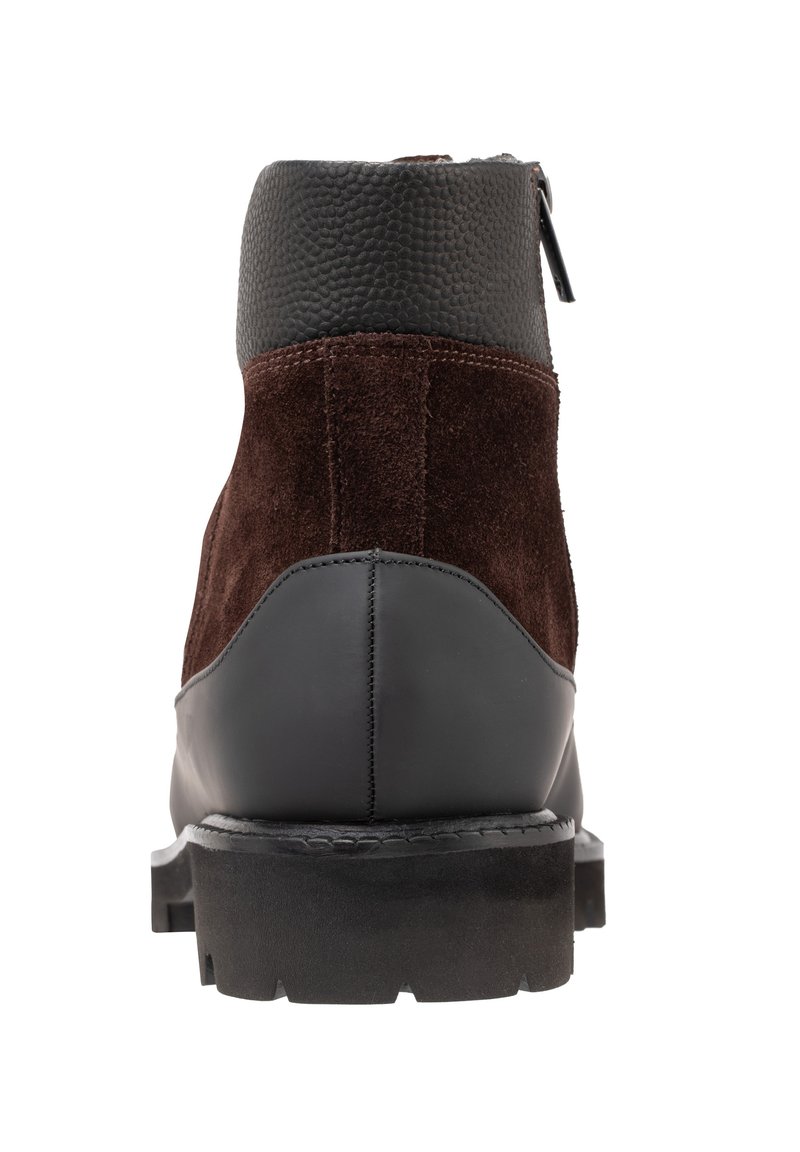 Braune Wildleder-Ankle-Boots mit einem Kragen aus strukturiertem schwarzem Leder, Gummisohle und seitlichem Reißverschluss. Merkmale ein robustes Design und kontrastierende Materialien.