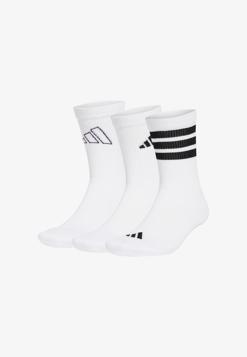 Calcetines blancos con diseños variados: uno con un logo negro, otro con una banda de rayas negras y un tercero con un acento negro minimalista.