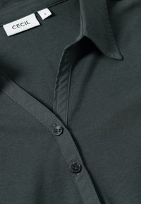 Tmavě šedá košile na knoflíky s špičatým límcem, hladkou texturou a černými knoflíky, s etiketou zobrazující "CECIL" a velikost "S."