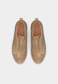 Ζευγάρι καφέ σουέντ παπουτσιών slip-on με ταινίες έλξης και λογότυπο AGL στη γλώσσα και στη σόλα, απεικονισμένα από πάνω σε λευκό φόντο.