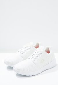 Le Temps Des Cerises Sneakers - white