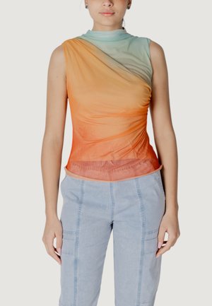 Top senza maniche in gradiente arancione e verde menta, con tessuto drappeggiato, colletto alto e dettaglio arricciato in vita.