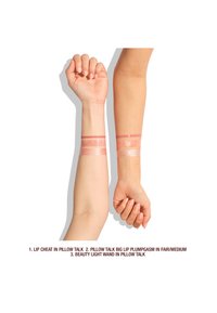 Zwei Unterarme, einer mit heller und einer mit mittlerer Hautfarbe, zeigen drei Farbproben von rosa Lippenprodukten, die in der Nähe der Handgelenke mit 1, 2 und 3 gekennzeichnet sind.