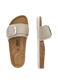 Beige Rutschsandalen mit einem breiten Riemen und einer silbernen Schnalle. Konturiertes Korkfußbett und weiße Gummisohle. Texturiertes Innenfußbett.