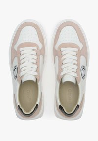 Bílé a růžové tenisky s hladkým koženým svrškem, semišovými detaily, perforovanou špičkou a kulatými tkaničkami, s logem na boku.