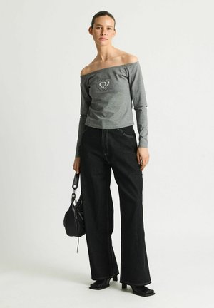 - Bluzka z długim rękawem