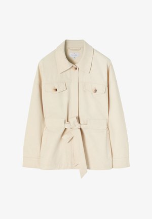 Beżowa kurtka użytkowa wykonana z bawełny, z kołnierzem, dwoma przednimi kieszeniami, zapięciem na guziki oraz paskiem w talii do regulacji dopasowania.