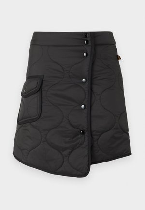 Sort kviltet nederdel med en asymmetrisk kant, der har fem mørke knapper og en sidelomme med rund flapdetalje.