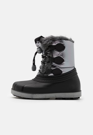 Botte noire imperméable avec une tige en textile argenté brillant, un col en fourrure et un système de laçage. Dispose d'une semelle en caoutchouc texturé pour une meilleure adhérence.