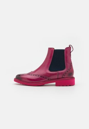 Fuchsia Leder-Ankle-Boot mit navyblauem elastischem Seitenpaneel, Broguedetails und pinkfarbener Gummisohle. Verfügt über eine Zuglasche für einfaches Anziehen.