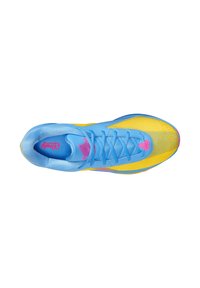 Scarpa sportiva blu e gialla con parte superiore in mesh, con dettagli rosa, punta arrotondata e chiusura con lacci. Tessuto liscio e design leggero.