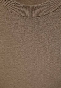 Tissu tricoté marron avec un col rond côtelé. La texture est lisse et homogène, sans motifs ni designs visibles.