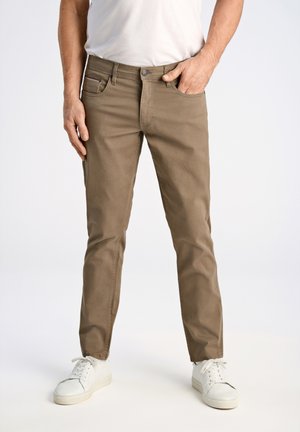 Khaki katoenen broek met een rechte pijpdesign, vijf zakken en een knoopsluiting. Gecombineerd met witte sneakers op een neutrale achtergrond.