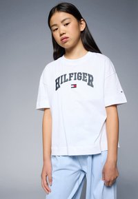 Tommy Hilfiger - MELANGE VARSITY ARCHIVE TEE - Camiseta estampada - white Imagen en miniatura 1