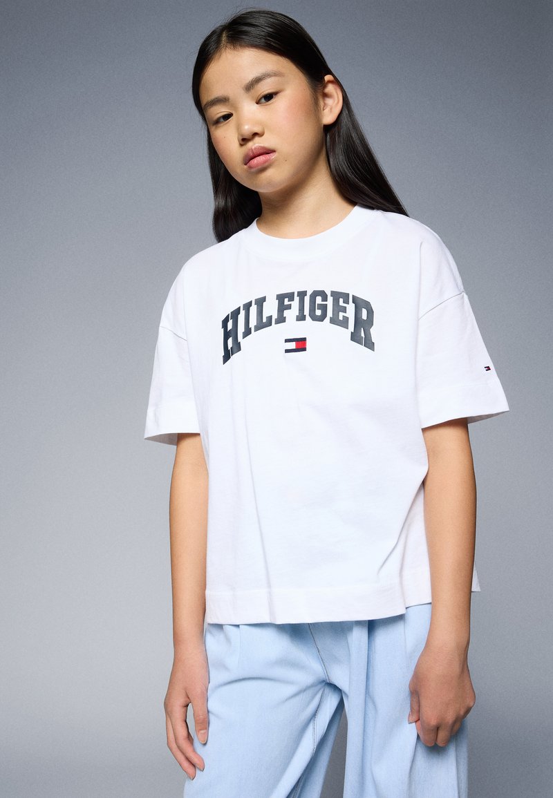 Tommy Hilfiger - MELANGE VARSITY ARCHIVE TEE - Camiseta estampada - white, Ampliar