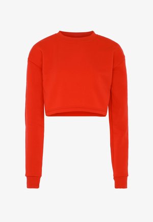 Lys rød langærmet cropped sweatshirt med ribbede manchetter og ribbet rund halsudskæring, præsenteret på en hvid baggrund.
