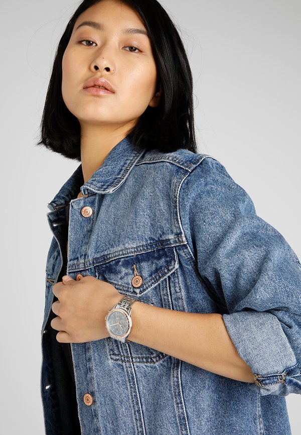 ARI DRESSED UP - Watch