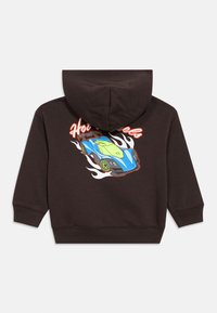 Καφέ φούτερ με κουκούλα, με γραφικό μπλε αυτοκινήτου και φλόγες στην πλάτη. Διαθέτει κουκούλα και ραβδωτές μανσέτες. Κατασκευασμένο από μαλακό βαμβακερό μείγμα.