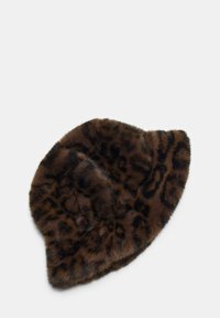 Cappello a secchiello in pelliccia sintetica marrone con motivo leopardato. Tessuto morbido, cima arrotondata e visiera larga. Nessuna attrezzatura o rifinitura visibile.
