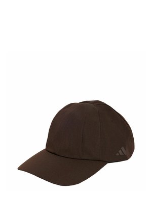 Mørkebrun Adidas baseballkasket med buet skygge og subtilt logo på siden, vist mod en hvid baggrund.