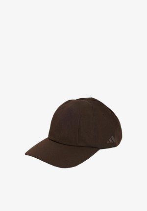Mørkebrun Adidas baseballkasket med buet skygge og subtilt logo på siden, vist mod en hvid baggrund.
