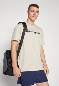 Champion ICONS CREWNECK WITH LARGE LOGO - Triko s potiskem - beige
