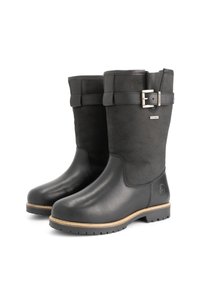 Een paar zwarte leren laarzen tot halverwege de kuit met een gestructureerde bovenkant, verstelbare band en zilveren gesp, een zooltrim in tan en een zwarte loopzool met profiel.