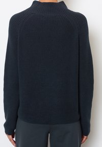 Maglione lavorato a maglia di un blu navy scuro con colletto alto e texture a coste. Presenta una vestibilità comoda e maniche lunghe. Nessun motivo o accento particolare.