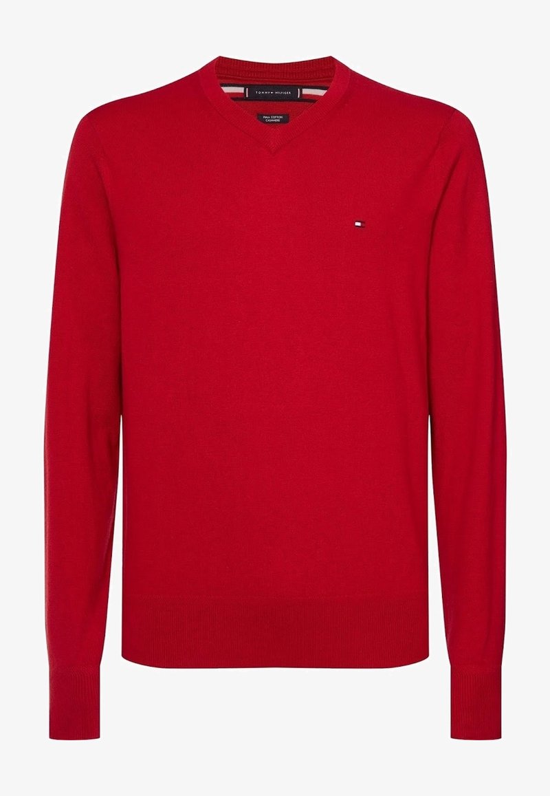 Pull pour homme à col en V rouge à manches longues avec petit logo Tommy Hilfiger sur le côté gauche de la poitrine, fabriqué en mélange de coton Pima et cachemire.