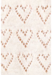 Tissu tricoté en crème, présentant un motif répétitif de cœurs bruns avec une finition douce et texturée.