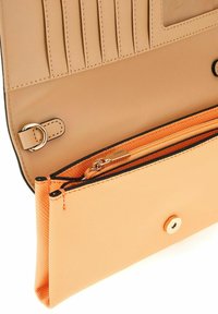 Portefeuille en cuir fauve avec un compartiment intérieur texturé orange, doté de plusieurs emplacements pour cartes, d'une poche transparente pour carte d'identité et d'une section zippée.