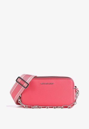 Sac bandoulière en cuir rose texturé Michael Kors avec logo argenté, bandoulière réglable avec boucle et maillons de chaîne décoratifs avec initiales MK.