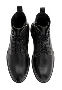 Czarne skórzane botki o gładkiej fakturze, z zapięciem na sznurówki i zamek błyskawiczny, wzmocnionymi szwami oraz pętlą na kostce ułatwiającą zakładanie.