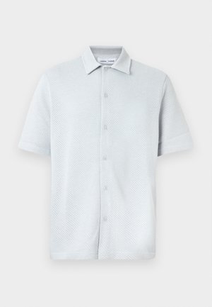 Camicia a maniche corte con colletto in tessuto azzurro chiaro, strutturato con motivo a diamante, con chiusura frontale con bottoni e orlo dritto.