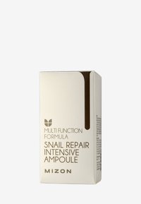 Caja rectangular blanca con una superficie lisa, presenta texto marrón y un logotipo. La etiqueta dice "Ampoule Intensivo de Reparación de Caracol de Fórmula Multifuncional".