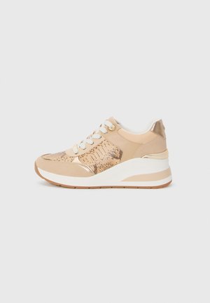 Beige avslappnade sneakers med metallisk ormskinna, vit sula, snörning och vadderad krage. Texturerade ytor och kontrasterande accenter.
