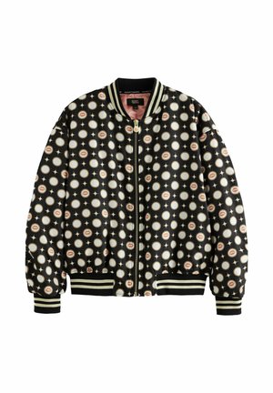 Schwarze Bomberjacke mit glänzender Oberfläche, die ein wiederholtes Kreis- und Lippenmuster aufweist, gestreifte Rippbündchen und -saum sowie einen Frontreißverschluss.
