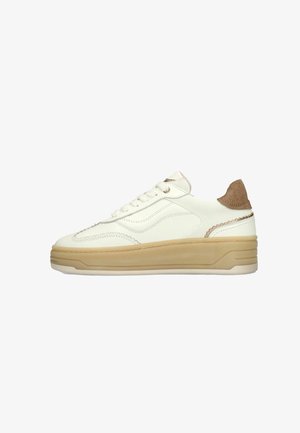 Witte lage sneaker met een beige rubberen zool en een bruine suède hielstuk, voorzien van witte veters en gestikte details.