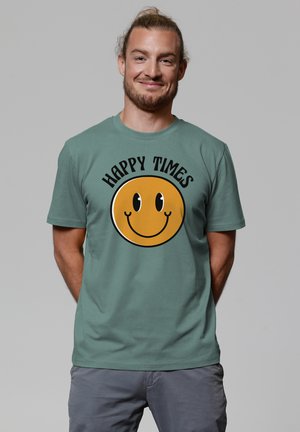 Groen kortmouw katoen t-shirt met een grote gele smiley face grafiek en de tekst "HAPPY TIMES" in zwart erboven.
