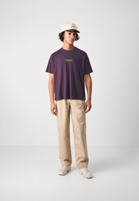 Jack & Jones JCOREFLECT TEE CREW NECK UNISEX - T-shirt print - plum perfect