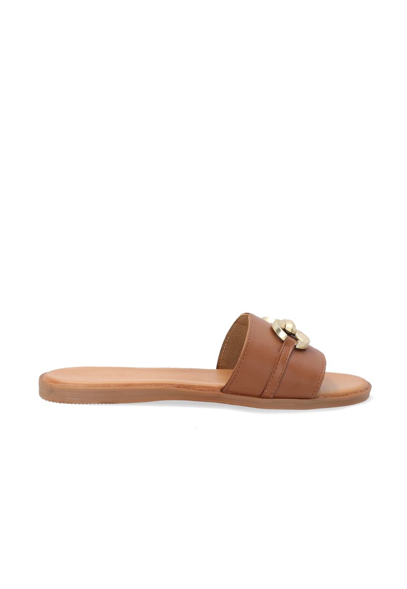 Braune Leder-Slide-Sandale mit flacher Sohle, die akzentuiert ist mit einem goldfarbenen Detail am Riemen und einer glatten Textur.