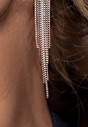 Boucles d'oreilles en or rose avec un design de chaîne longue composée de plusieurs maillons texturés, descendant au-delà du lobe, soulignant une esthétique élégante et moderne.