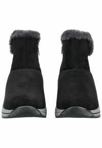 Bottes de cheville en suède noir avec une doublure en fausse fourrure grise sur le dessus, dotées d'une semelle en caoutchouc noir robuste et d'un design épuré et minimaliste.