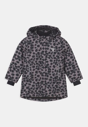 Manteau d'hiver à motifs noir et gris avec capuche, présentant des manches longues, une fermeture à boutons-pression à l'avant et deux poches latérales. Léger et résistant à l'eau.