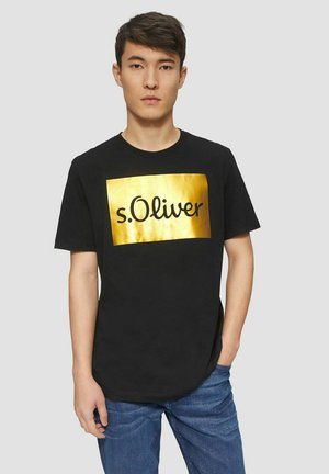 Schwarzes Baumwoll-T-Shirt mit einem goldenen rechteckigen Logo, auf dem der Text "s.Oliver" in Schwarz steht. Kurzärmlig und mit geradem Saumdesign.