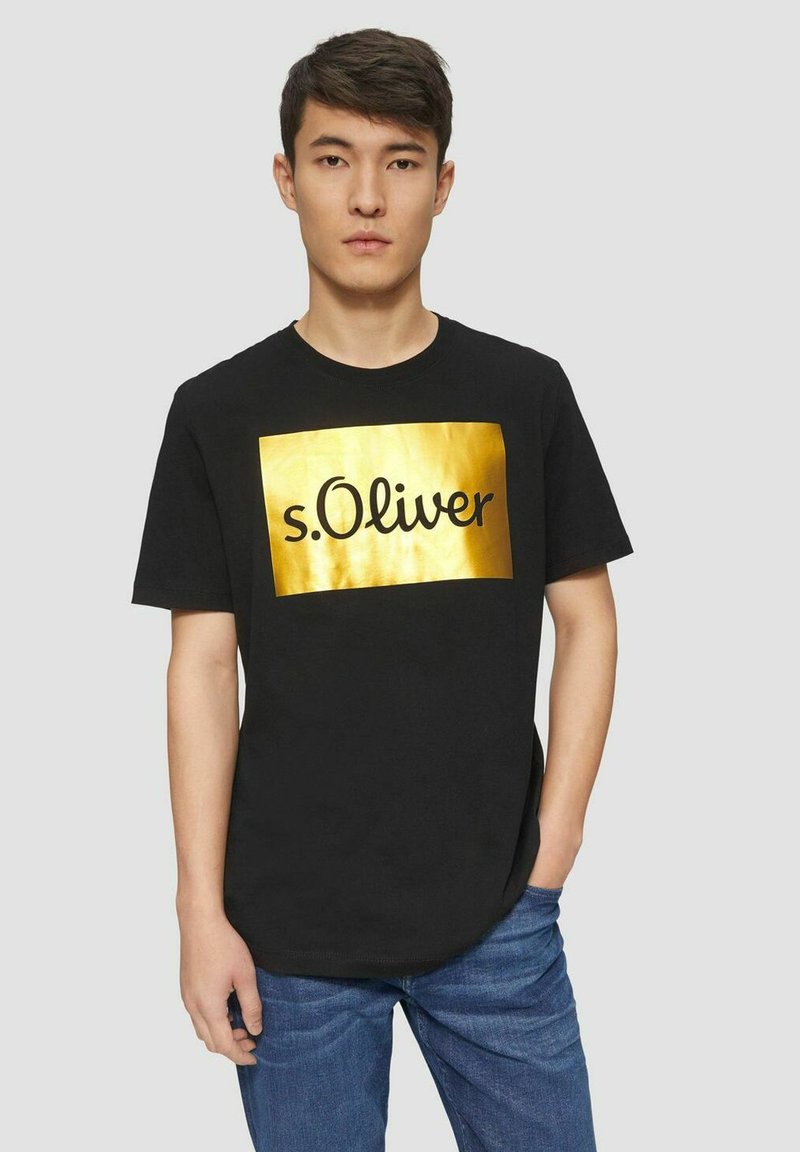 Schwarzes Baumwoll-T-Shirt mit einem goldenen rechteckigen Logo, auf dem der Text "s.Oliver" in Schwarz steht. Kurzärmlig und mit geradem Saumdesign.