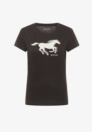 Fekete pamut póló fehér vágtázó ló grafikával és "MUSTANG" felirattal. Rövid ujjú és kerek nyakú.